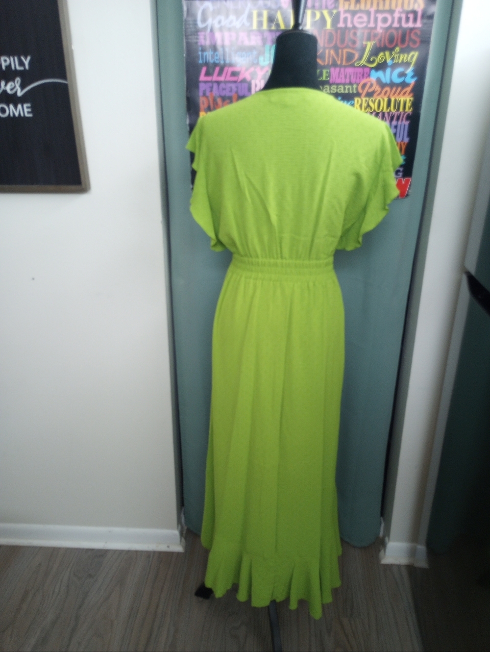 Attractive Vibrant Green V-neck💚 Dress!. - Picture 4 of 4